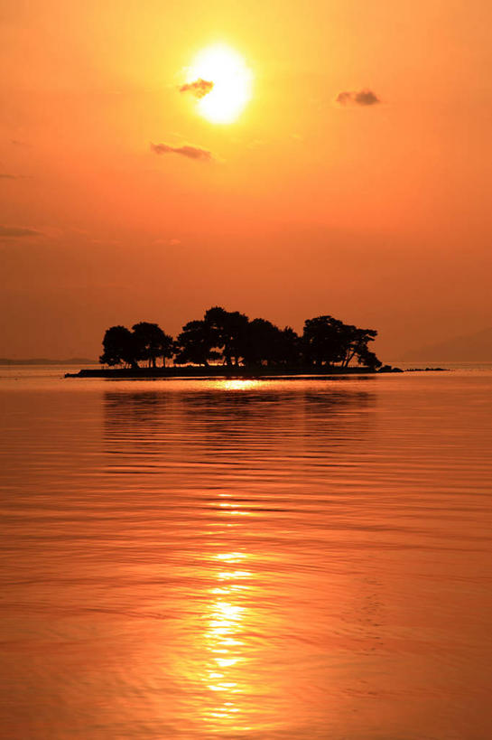 无人,竖图,室外,白天,正面,旅游,度假,岛屿,海浪,海洋,美景,日落,树林,太阳,植物,日本,亚洲,阴影,光线,影子,岛,景观,浪花,晚霞,霞光,落日,背光,娱乐,树,树木,绿色,阳光,自然,海水,黄昏,享受,休闲,景色,彩霞,放松,生长,成长,松江,自然风光,逆光,海景,东亚,本州,本州岛,日本国,中国地方,县厅,岛根,岛根县,夕照,薄暮,大海,风浪,海,海水的波动,近岸浪,列岛,群岛,涌浪,诸岛,夕阳,彩图,傍晚,松江市,宍道湖,斜阳