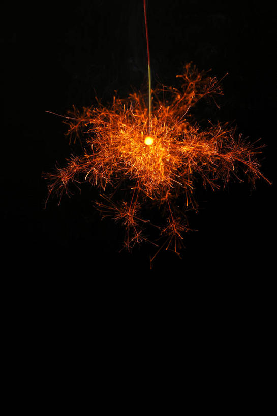 无人,竖图,室内,特写,白天,正面,烟火,阴影,黑色背景,光线,火焰,影子,燃烧,一个,黑色,焰火,点燃,摄影,影棚,单个,火光,礼花,花炮,礼花炮,烟花,彩图,影棚拍摄,拍摄