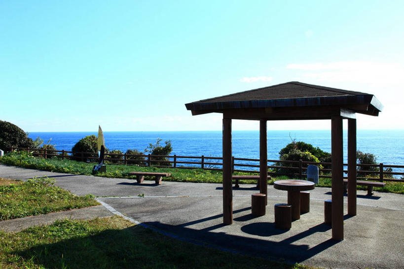 无人,栏杆,横图,室外,白天,正面,旅游,度假,草地,草坪,海浪,海洋,美景,植物,桌子,道路,路,日本,亚洲,阴影,光线,板凳,影子,柱子,凳子,屋顶,景观,浪花,围栏,小路,交通,顶棚,茶几,娱乐,护栏,草,树,树木,蓝色,绿色,蓝天,天空,阳光,自然,海水,天,享受,休闲,景色,放松,生长,晴朗,成长,自然风光,海景,东亚,本州,万里无云,本州岛,日本国,近畿地方,近畿,和歌山,和歌山县,串本町,大海,风浪,海,海水的波动,近岸浪,涌浪,晴空,晴空万里,彩图,东牟娄郡