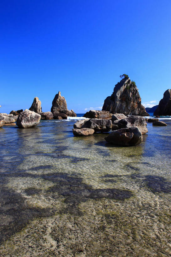 无人,竖图,室外,白天,正面,旅游,度假,海浪,海洋,石头,美景,沙滩,日本,亚洲,阴影,光线,沙子,石子,影子,海岸,景观,浪花,沙地,娱乐,蓝色,蓝天,天空,阳光,自然,海水,天,享受,休闲,景色,放松,晴朗,自然风光,海景,东亚,本州,万里无云,本州岛,日本国,近畿地方,近畿,和歌山,和歌山县,串本町,大海,风浪,海,海水的波动,海滩,近岸浪,石块,岩石,涌浪,晴空,晴空万里,彩图,东牟娄郡