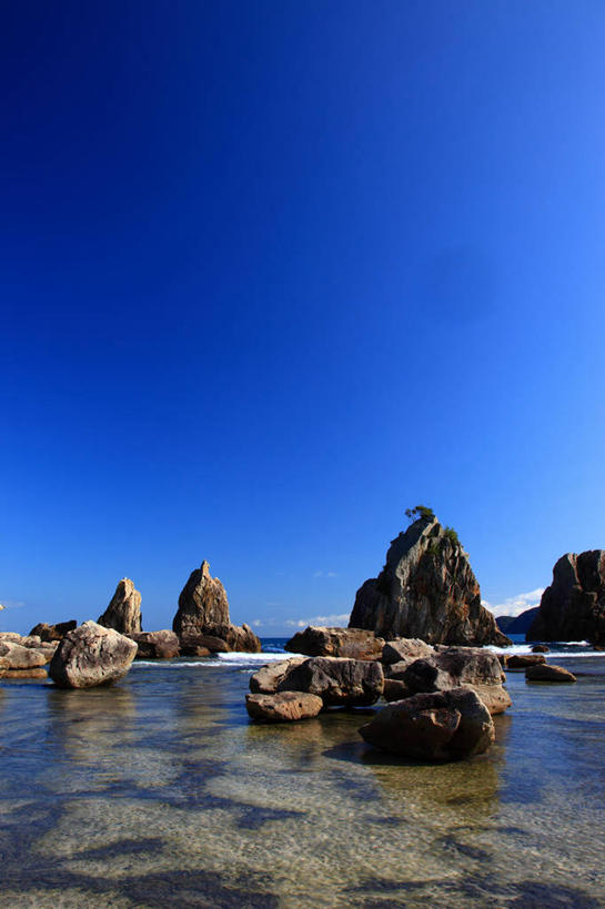 无人,竖图,室外,白天,正面,旅游,度假,海浪,海洋,礁石,石头,美景,日本,亚洲,阴影,光线,石子,影子,景观,浪花,娱乐,蓝色,蓝天,天空,阳光,自然,海水,天,享受,休闲,景色,放松,晴朗,自然风光,海景,东亚,本州,万里无云,本州岛,日本国,近畿地方,近畿,和歌山,和歌山县,串本町,大海,风浪,海,海水的波动,礁,近岸浪,石块,岩石,涌浪,晴空,晴空万里,彩图,东牟娄郡