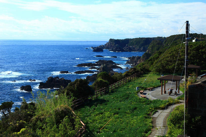 无人,家,横图,俯视,室外,白天,旅游,度假,草地,草坪,海浪,海洋,美景,沙滩,植物,道路,路,日本,亚洲,阴影,光线,沙子,影子,房屋,屋子,海岸,景观,浪花,云,云朵,小路,交通,沙地,云彩,娱乐,楼房,住宅,草,蓝色,绿色,白云,蓝天,天空,阳光,自然,海水,天,享受,休闲,景色,放松,晴朗,自然风光,海景,东亚,本州,本州岛,日本国,近畿地方,近畿,和歌山,和歌山县,串本町,大海,风浪,海,海水的波动,海滩,近岸浪,涌浪,晴空,彩图,高角度拍摄,房子,东牟娄郡