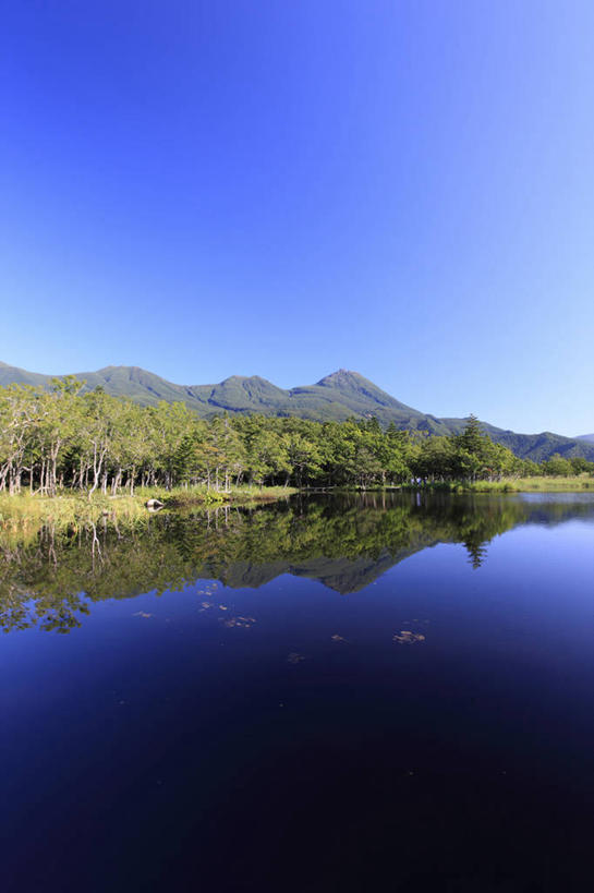 无人,竖图,室外,白天,正面,旅游,度假,草地,草坪,湖,湖泊,美景,山,山脉,树林,水,植物,北海道,日本,亚洲,阴影,光线,影子,湖面,景观,山峰,水流,水面,山峦,娱乐,草,树,树木,蓝色,绿色,倒影,蓝天,天空,阳光,自然,湖水,群山,天,享受,休闲,景色,放松,生长,晴朗,成长,倒映,自然风光,东亚,万里无云,日本国,北海道地方,北海道岛,反照,晴空,晴空万里,彩图,鄂霍次克综合振兴局,斜里郡,斜里町,知床岬,道东,网走支厅
