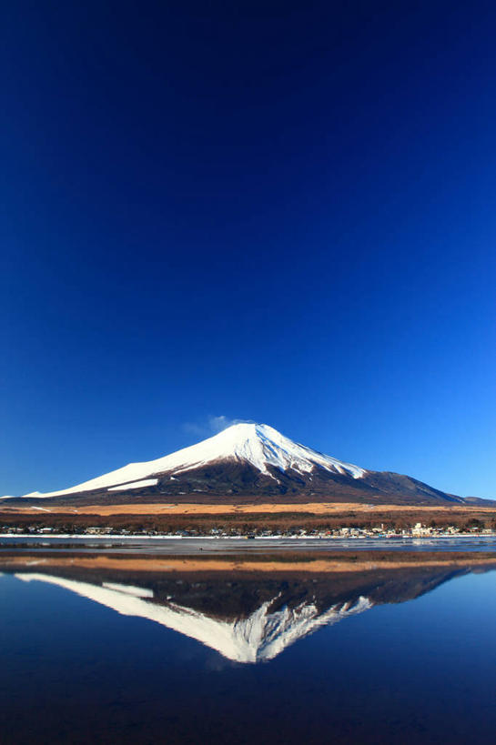 无人,竖图,室外,白天,正面,旅游,度假,草地,草坪,湖,湖泊,火山,美景,山,树林,水,雪,雪山,植物,大雪,富士山,日本,亚洲,阴影,光线,影子,冰,湖面,积雪,景观,山峰,水流,水面,雪景,冬季,冬天,山峦,娱乐,草,树,树木,蓝色,绿色,倒影,蓝天,天空,阳光,自然,湖水,天,享受,休闲,景色,放松,寒冷,生长,晴朗,成长,淡水湖,冰冷,倒映,自然风光,东亚,本州,万里无云,本州岛,日本国,中部地方,山梨,山梨县,严寒,冰凉,酷寒,凛冽,凛凛,极冷,富士五湖,山中湖,反照,活火山,晴空,晴空万里,彩图,南都留郡,富士河口湖町
