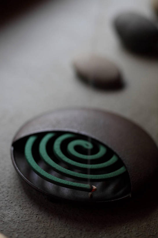 无人,竖图,俯视,室内,特写,白天,桌面,桌子,阴影,黑色背景,朦胧,模糊,反射,螺旋,蚊香,影子,棕色,一个,绿色,容器,摄影,影棚,单个,储藏,储存,盘香,彩图,高角度拍摄,影棚拍摄,拍摄,驱蚊物,贮存