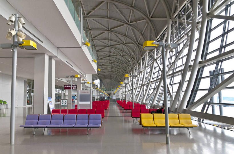 无人,机场,横图,室内,白天,正面,消失点,旅游,度假,窗户,落地窗,标志建筑,地标,飞机场,建筑,路灯,指示牌,椅子,照明,日本,亚洲,许多,阴影,反射,标志,文字,影子,灯光,很多,娱乐,标识,建设,玻璃窗,架子,灯,排列,黄色,红色,紫色,享受,休闲,旅游胜地,放松,大阪,支撑,照亮,固定,照明设备,队列,东亚,本州,大阪府,本州岛,日本国,近畿地方,关西国际机场,近畿,航空站,空港,彩图,没影点,灭点,泉佐野市,泉州空港,关西机场,关空