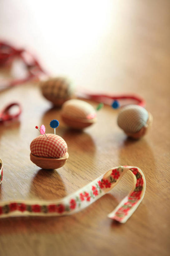 无人,竖图,俯视,室内,特写,白天,桌面,桌子,静物,阴影,朦胧,模糊,反射,木制,丝绸,丝带,影子,木桌,缎带,针,绸带,木制品,四个,摄影,影棚,缝纫,缝衣针,针线,针包,针垫,彩图,高角度拍摄,影棚拍摄,拍摄,木桌子