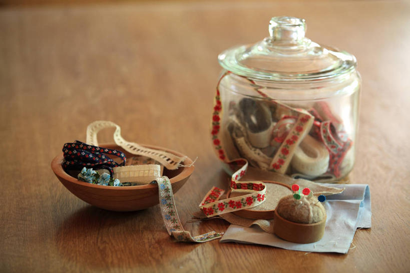 无人,横图,室内,特写,白天,正面,桌面,桌子,静物,玻璃,阴影,装饰,反射,木制,丝绸,丝带,影子,缎带,玻璃制品,绸带,一个,玻璃瓶,木制品,瓶子,单个,华丽,修饰,点缀,广口瓶,衬托,美观,雅致,雅观,针包,针垫,彩图