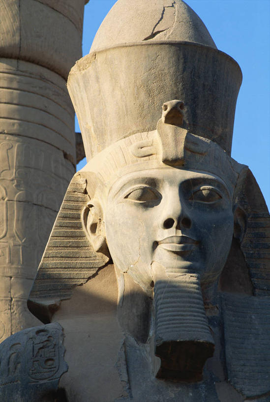 西方人,脸,头,脸颊,一个人,无人,竖图,室外,白天,正面,旅游,度假,名胜古迹,地标,雕塑,欧洲,非洲,埃及,黑人,欧洲人,仅一个男性,仅一个人,阴影,遗迹,艺术,装饰,光线,雕刻,雕像,影子,神庙,注视,古迹,历史,文物,娱乐,古建筑,仅一个年轻男性,蓝色,蓝天,天空,阳光,工艺品,天,观察,看,享受,休闲,旅游胜地,放松,晴朗,观看,纪念,美术,察看,神殿,法老,关注,主题,陈列,埃及法老,古文明,万里无云,卢克索神庙,路克索神殿,鲁克索神殿,古代七大奇迹,阿拉伯埃及共和国,金字塔之国,棉花之国,功能,美学,阿非利加洲,拉美西斯二世,男人,男性,年轻男性,非洲人,头部,脸部,脸蛋,面部,晴空,晴空万里,彩图,标志性建筑