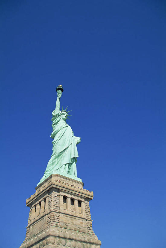 西方人,一个人,无人,站,举,竖图,室外,白天,仰视,民族服装,自由,雕塑,自由女神像,欧洲,纽约,美国,欧洲人,仅一个年轻女性,仅一个女性,仅一个人,自由女神,握,阴影,服装,艺术,装饰,光线,雕刻,雕像,影子,曼哈顿,拿,拿着,哈德逊河,自由岛,衣服,蓝色,蓝天,天空,阳光,工艺品,天,托,站着,握着,服饰,晴朗,纪念,美术,北美,北美洲,衣着,穿着,美好,主题,美洲,追求,陈列,向往,纽约市,纽约州,万里无云,帝国之州,帝国州,功能,美学,北亚美利加洲,亚美利加洲,自由女神铜像国家纪念碑,衣饰,赫逊河,纽约港,年轻女性,女人,女性,白种人,晴空,晴空万里,举起,举手,举着,向上举,向上伸,向上托,站立,彩图,低角度拍摄,全身,传统服装,民俗服,上纽约湾,白德路岛,上纽约港,上湾,自由女神岛,自由照耀世界,美利坚合众国,曼哈顿区,纽约县,曼哈顿岛