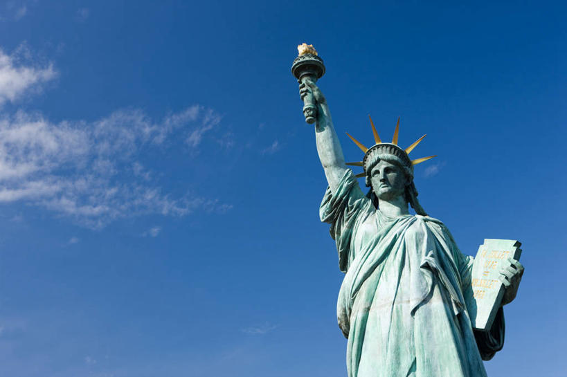 西方人,一个人,无人,站,举,横图,室外,白天,仰视,民族服装,自由,雕塑,自由女神像,欧洲,纽约,美国,欧洲人,仅一个年轻女性,仅一个女性,仅一个人,自由女神,握,阴影,服装,艺术,装饰,光线,雕刻,雕像,影子,云,云朵,曼哈顿,拿,云彩,拿着,哈德逊河,自由岛,衣服,蓝色,白云,蓝天,天空,阳光,工艺品,天,托,站着,握着,服饰,晴朗,纪念,美术,北美,北美洲,衣着,穿着,美好,主题,美洲,追求,陈列,向往,纽约市,纽约州,帝国之州,帝国州,功能,美学,北亚美利加洲,亚美利加洲,自由女神铜像国家纪念碑,衣饰,赫逊河,纽约港,年轻女性,女人,女性,白种人,晴空,举起,举手,举着,向上举,向上伸,向上托,站立,半身,彩图,低角度拍摄,传统服装,民俗服,上纽约湾,白德路岛,上纽约港,上湾,自由女神岛,自由照耀世界,美利坚合众国,曼哈顿区,纽约县,曼哈顿岛