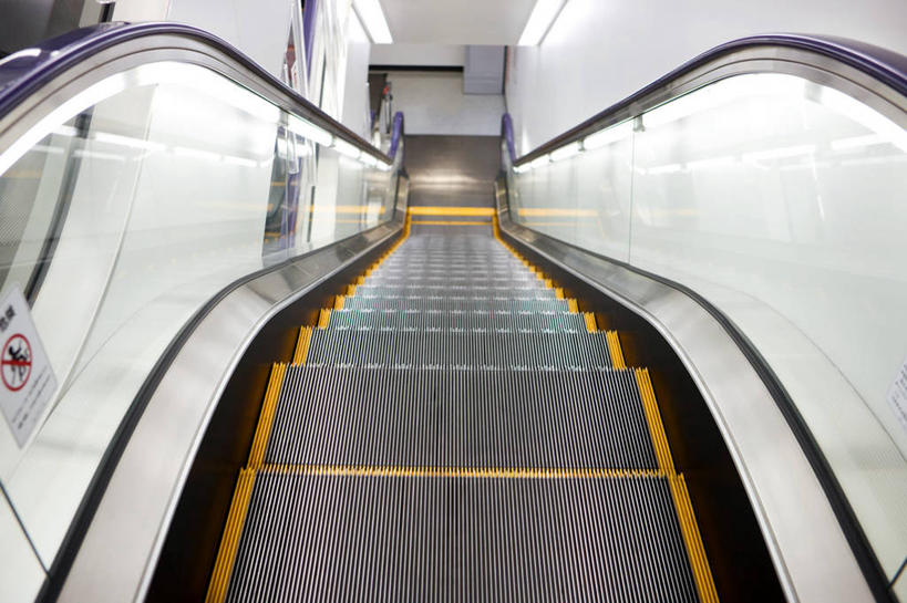 无人,栏杆,横图,俯视,室内,白天,电梯,阴影,反射,影子,电动扶梯,围栏,自动扶梯,运输工具,护栏,彩图,高角度拍摄,扶手电梯,升降设备,运输带,自动行人电梯,电扶梯