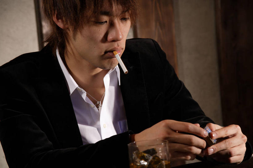 东方人,一个人,酒吧,坐,吸烟,横图,室内,白天,正面,衬衫,西装,吧台,餐桌,桌子,香烟,亚洲,仅一个男性,仅一个人,握,阴影,套装,服装,正装,反射,影子,拿,拿着,注视,职业装,黄种人,仅一个年轻男性,衣服,观察,看,服务台,打火机,烟,握着,服饰,餐台,观看,察看,衣着,穿着,关注,衣饰,取火装置,小型取火装置,男人,男性,年轻男性,亚洲人,卷烟,烟草,纸烟,抽烟,坐着,半身,彩图,衬衣,酒吧间,酒馆,酒吧台
