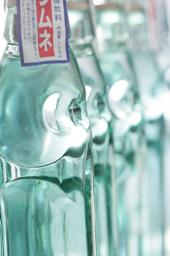 无人,竖图,室内,特写,白天,正面,一排,许多,阴影,朦胧,模糊,整齐,反射,影子,很多,排列,瓶子,塑料制品,塑料瓶,摄影,影棚,苏打,队列,碳酸钠,化学物质,纯碱,碱面,彩图,影棚拍摄,拍摄