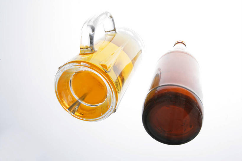 啤酒,无人,横图,室内,特写,白天,白色背景,正面,杯子,酒类,一杯,玻璃制品,酒,酒瓶,饮料,一个,玻璃瓶,酒杯,啤酒杯,瓶子,啤酒瓶,摄影,影棚,单个,玻璃杯,彩图,影棚拍摄,拍摄