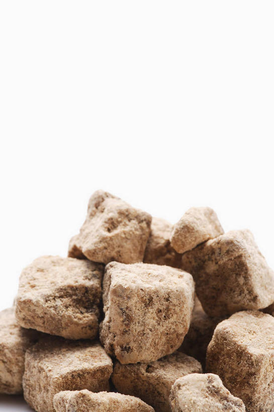 无人,竖图,室内,特写,白天,白色背景,正面,一堆,许多,阴影,堆叠,堆积,反射,图形,影子,糖,很多,几何,立方体,正方体,保健,摄影,影棚,堆,数学,红糖,止痛,补血,化淤,健脾,暖胃,益气,彩图,影棚拍摄,拍摄,几何图形,立体几何,立体图形,正六面体,活血