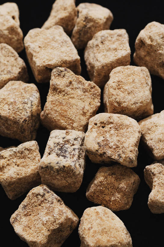 无人,竖图,俯视,室内,特写,白天,一堆,许多,阴影,堆叠,堆积,黑色背景,反射,图形,影子,糖,很多,几何,立方体,正方体,保健,摄影,影棚,堆,数学,红糖,止痛,补血,化淤,健脾,暖胃,益气,彩图,高角度拍摄,影棚拍摄,拍摄,几何图形,立体几何,立体图形,正六面体,活血