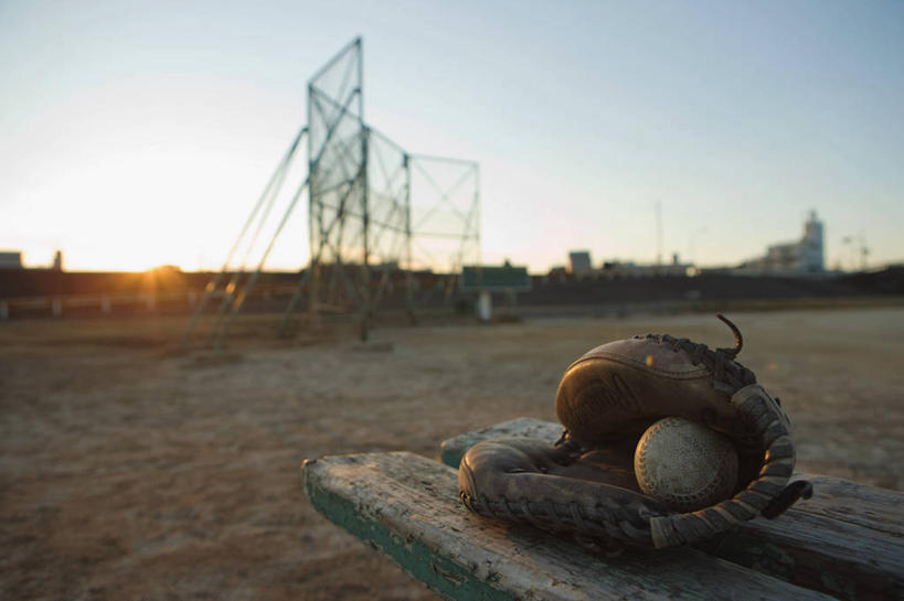 无人,体育馆,游乐园,运动场,横图,室外,白天,正面,锻炼,运动,棒球,垒球,游乐场,椅子,阴影,光线,棒球手套,影子,木椅,体育场,球,蓝色,蓝天,天空,阳光,手套,天,晴朗,万里无云,运动馆,乐园,主题公园,体育,晴空,晴空万里,彩图,健身,人造公园,主题乐园