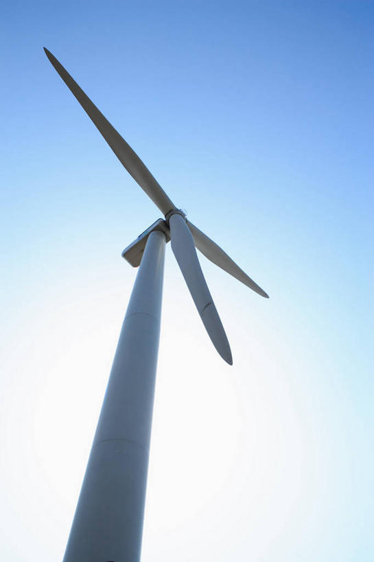 无人,竖图,室外,白天,仰视,农业,风能,风力发电机,风车,阴影,环保,电力,光线,影子,设备,蓝色,蓝天,天空,阳光,天,发电,机械,工业,能源,晴朗,资源,风力机,利用,低碳,万里无云,风力发电,风力涡轮机,晴空,晴空万里,彩图,低角度拍摄