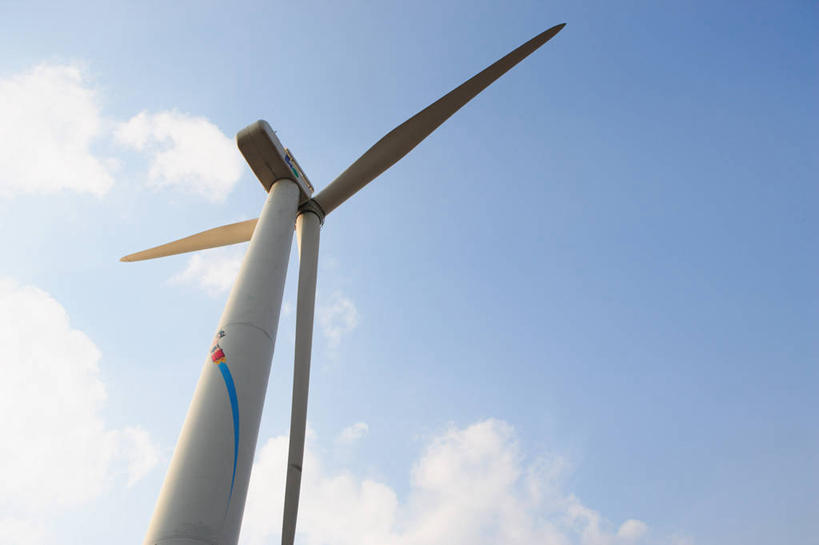 无人,横图,室外,白天,仰视,农业,风能,风力发电机,风车,阴影,环保,电力,光线,影子,云,云朵,云彩,设备,蓝色,白云,蓝天,天空,阳光,天,发电,机械,工业,能源,晴朗,资源,风力机,利用,低碳,风力发电,风力涡轮机,晴空,彩图,低角度拍摄