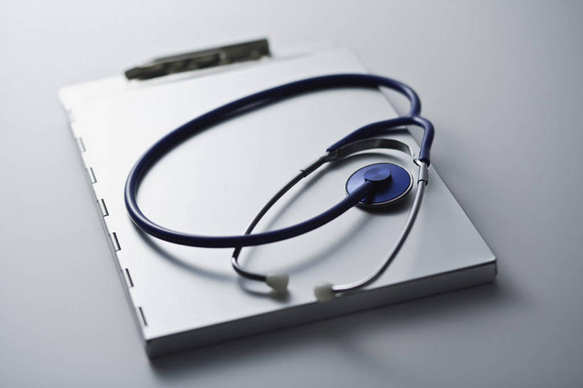 无人,横图,俯视,室内,特写,白天,静物,阴影,灰色背景,反射,材料,档案,文件,影子,纸,手稿,听诊器,资料,记录,摄影,影棚,证明,医疗设备,文档,医疗器械,医疗工具,记载,记实,纪录,检测工具,彩图,高角度拍摄,影棚拍摄,拍摄,病历