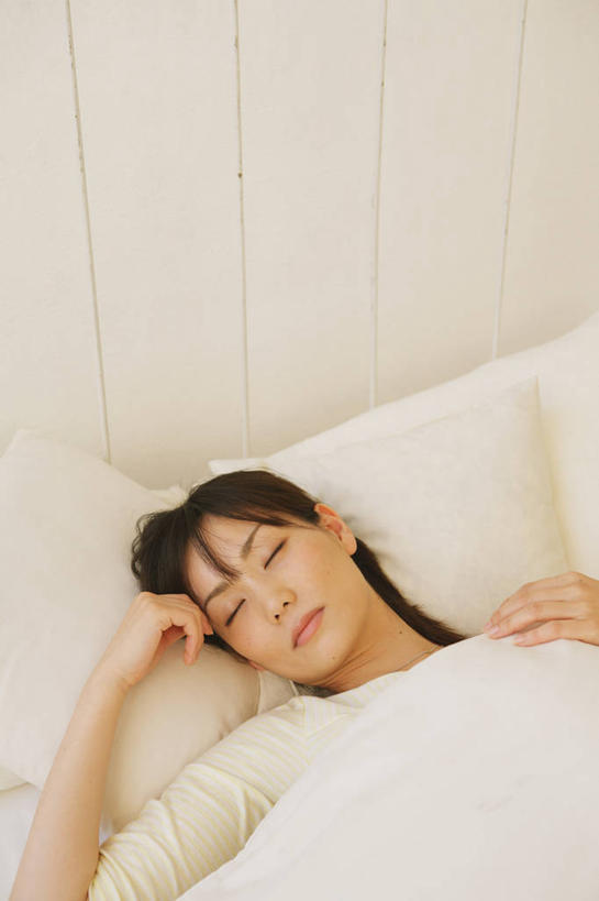 东方人,一个人,躺,闭眼,睡,竖图,俯视,室内,白天,床,靠垫,亚洲,仅一个女性,仅一个人,阴影,睡衣,服装,反射,影子,墙,双人床,床单,靠枕,黄种人,被子,墙壁,墙面,衣服,白色,垫子,枕头,仅一个中年女性,服饰,被单,衣着,穿着,家居服,寝衣,衣饰,卧着,女人,女性,中年女性,亚洲人,闭眼睛,闭着眼,闭着眼睛,困,困觉,寝息,睡觉,躺着,卧,半身,彩图,高角度拍摄