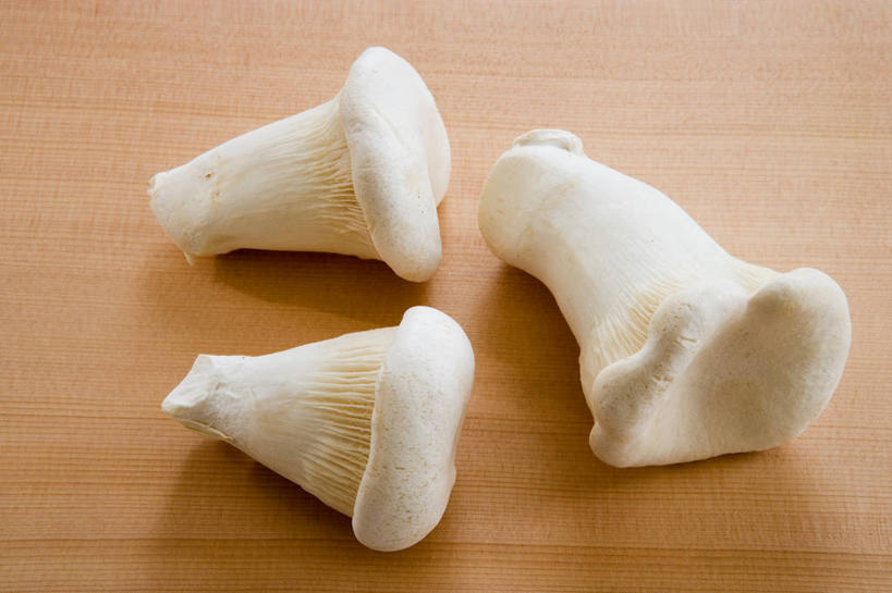 无人,横图,俯视,室内,特写,白天,餐桌,桌子,蔬菜,阴影,新鲜,反射,木制,影子,菌菇,蘑菇,食品,菌类,食物,三个,白色,木制品,食用菌,有机食品,绿色食品,餐台,真菌,白蘑菇,洋蘑菇,草腐菌,二孢蘑菇,双孢蘑菇,彩图,高角度拍摄