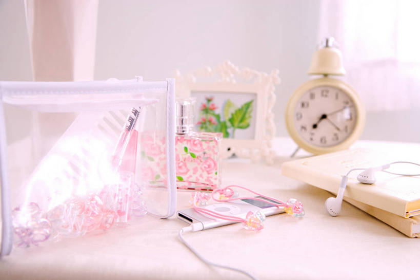 无人,横图,室内,白天,正面,陶醉,快乐,满意,幸福,袋子,书籍,闹钟,相框,阴影,装饰,时间,反射,时钟,影子,塑料,音响,音乐,计时,音乐播放器,娱乐,耳机,塑料制品,随身听,书本,钟表,享受,休闲,表,放松,华丽,修饰,点缀,舒适,享乐,塑封,衬托,美观,雅致,雅观,书,图书,钟,彩图,ipod播放器,密封袋,塑封袋,播放器,沉醉