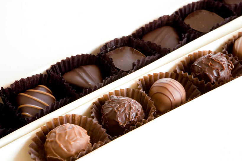 无人,横图,俯视,室内,特写,白天,白色背景,一排,许多,阴影,整齐,并列,并排,反射,影子,食品,糖,糖果,甜点,甜品,松露巧克力,很多,食物,排列,甜食,巧克力,摄影,影棚,朱古力,纸托,队列,平行,蛋糕托,蛋糕托纸,蛋糕纸托,彩图,高角度拍摄,影棚拍摄,拍摄