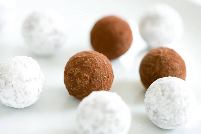 无人,横图,俯视,室内,特写,白天,白色背景,许多,阴影,朦胧,模糊,反射,影子,食品,糖,糖果,甜点,甜品,褐色,松露巧克力,很多,食物,排列,白色,甜食,巧克力,摄影,影棚,朱古力,摆列,彩图,高角度拍摄,影棚拍摄,拍摄,布列,分列