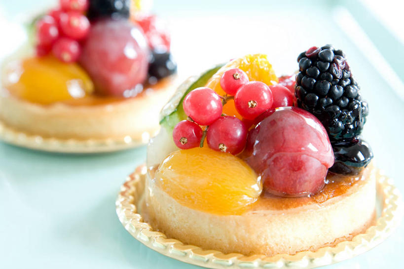 面食,无人,横图,俯视,室内,特写,白天,烹饪,西餐,餐桌,桌子,浆果,黑莓,葡萄,水果,许多,阴影,朦胧,模糊,新鲜,反射,影子,生食,料理,食品,面点,果实,很多,菜肴,美食,食物,两个,红色,西式,佳肴,有机食品,绿色食品,餐台,派,树莓,红醋栗,露莓,水果挞,山葫芦,蒲桃,醋栗,草龙珠,彩图,高角度拍摄,红茶藨子,红加仑