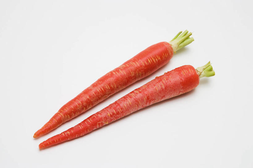 无人,横图,俯视,室内,特写,白天,白色背景,餐桌,桌子,萝卜,胡萝卜,蔬菜,阴影,新鲜,反射,影子,食品,食物,两个,橙色,摄影,有机食品,绿色食品,影棚,餐台,黄萝卜,番萝卜,红萝卜,甘荀,彩图,高角度拍摄,影棚拍摄,拍摄,丁香萝卜,胡芦菔金,金笋