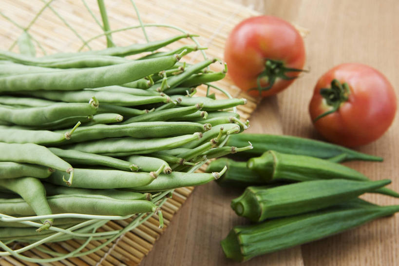 无人,横图,俯视,室内,特写,白天,植物,桌面,桌子,豆,蔬菜,西红柿,一堆,许多,阴影,堆叠,堆积,竹制,新鲜,反射,木制,影子,木桌,豆类,豆子,秋葵,食品,很多,食物,红色,木制品,垫子,有机食品,绿色食品,堆,竹制品,毛茄,羊角豆,豆科,黄秋葵,咖啡黄葵,青大豆,洋柿子,青豆,柑仔蜜,番茄,臭柿,彩图,高角度拍摄,六月柿,羊角菜,木桌子,喜报三元