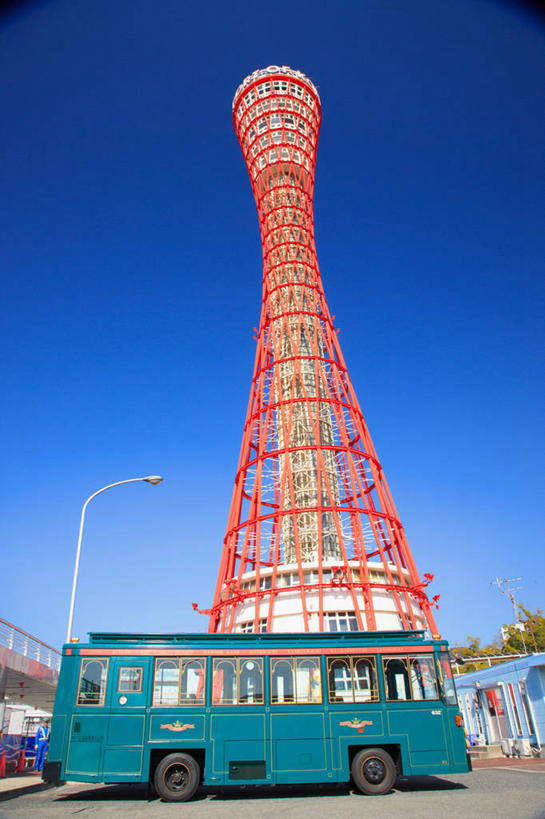 无人,竖图,室外,白天,仰视,旅游,度假,标志建筑,地标,建筑,路灯,公共汽车,照明,日本,亚洲,停靠,阴影,高大,光线,影子,塔,灯光,巴士,公交车,宏伟,娱乐,建设,车,灯,蓝色,蓝天,天空,阳光,交通工具,天,享受,休闲,旅游胜地,放松,晴朗,照亮,照明设备,停泊,载具,东亚,观光塔,本州,万里无云,本州岛,日本国,近畿地方,近畿,兵库,兵库县,神户,神户港,神户港口塔,神户市,神戸,县厅,神戸市,高峻,嵬峨,晴空,晴空万里,彩图,低角度拍摄,神户港塔