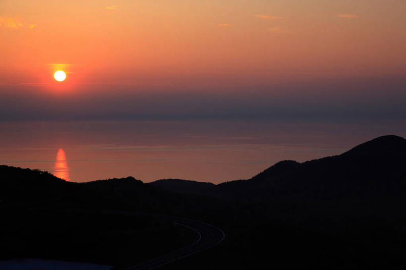 无人,横图,俯视,室外,白天,旅游,度假,海浪,海洋,美景,日落,山,山脉,太阳,北海道,日本,亚洲,景观,浪花,山峰,水平线,晚霞,霞光,落日,辽阔,海平线,山峦,背光,娱乐,自然,海水,黄昏,群山,享受,休闲,广阔,景色,彩霞,放松,一望无际,自然风光,逆光,海景,东亚,日本国,北海道地方,北海道岛,无边无际,一马平川,夕照,薄暮,大海,风浪,海,海水的波动,近岸浪,涌浪,夕阳,彩图,高角度拍摄,傍晚,鄂霍次克综合振兴局,斜里郡,斜里町,知床岬,水天相接,水天一线,斜阳,道东,网走支厅