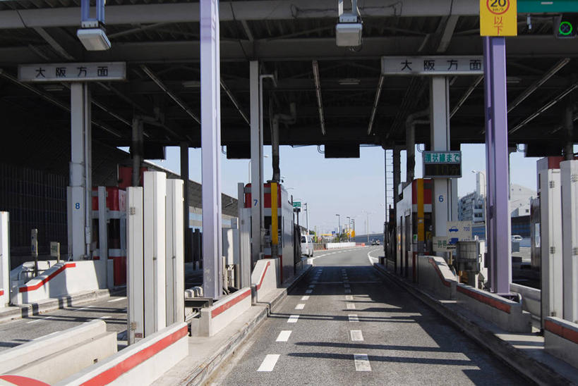 无人,横图,室外,白天,正面,度假,美景,城市风光,城市,道路,路,指示牌,公路,京都,日本,亚洲,阴影,光线,日文,标志,文字,影子,字符,景观,分界线,停车线,交通,娱乐,标识,蓝色,蓝天,天空,阳光,天,享受,休闲,景色,放松,大阪,京都府,晴朗,车行道,车行道分界线,标线,收费站,东亚,车行线,本州,万里无云,大阪府,本州岛,日本国,近畿地方,近畿,兵库,兵库县,日语,神户,神户市,神戸,县厅,神戸市,大阪市,京都市,晴空,晴空万里,马路,彩图,阪神高速道路