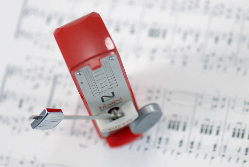 无人,横图,俯视,室内,特写,白天,静物,书籍,一本,阴影,朦胧,模糊,反射,标志,数字,文字,影子,字符,节拍器,乐谱,五线谱,音乐,标识,一个,打开,阿拉伯数字,单个,节奏,节拍,开启,音符,符头,符干,符尾,乐章,稳定,彩图,高角度拍摄