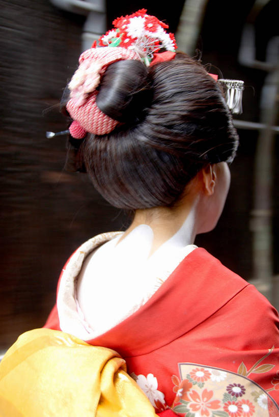 东方人,一个人,走,竖图,室外,白天,民族服装,亚洲,仅一个年轻女性,仅一个女性,仅一个人,和服,装饰,头饰,黄种人,发簪,背面,发饰,饰品,服饰,华丽,修饰,点缀,艺妓,配饰,吴服,唐草,唐花,唐锦,衬托,美观,雅致,雅观,簪子,艺伎,芸妓,芸者,年轻女性,女人,女性,亚洲人,步行,散步,走路,半身,彩图,传统服装,民俗服