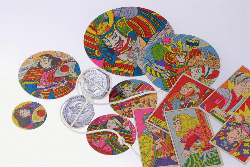 无人,横图,俯视,彩色,室内,特写,白天,白色背景,游戏,静物,纸牌,一堆,许多,阴影,堆叠,堆积,反射,圆形,图形,影子,圆,很多,几何,玩,娱乐,休闲,摄影,影棚,活动,堆,五颜六色,色彩斑斓,发泄,数学,消遣,智力,五彩缤纷,宣泄,五彩斑斓,五光十色,玩耍,嬉戏,彩图,高角度拍摄,影棚拍摄,拍摄,花斗,花牌,花札,花纸牌,几何图形,日本花牌,平面图形