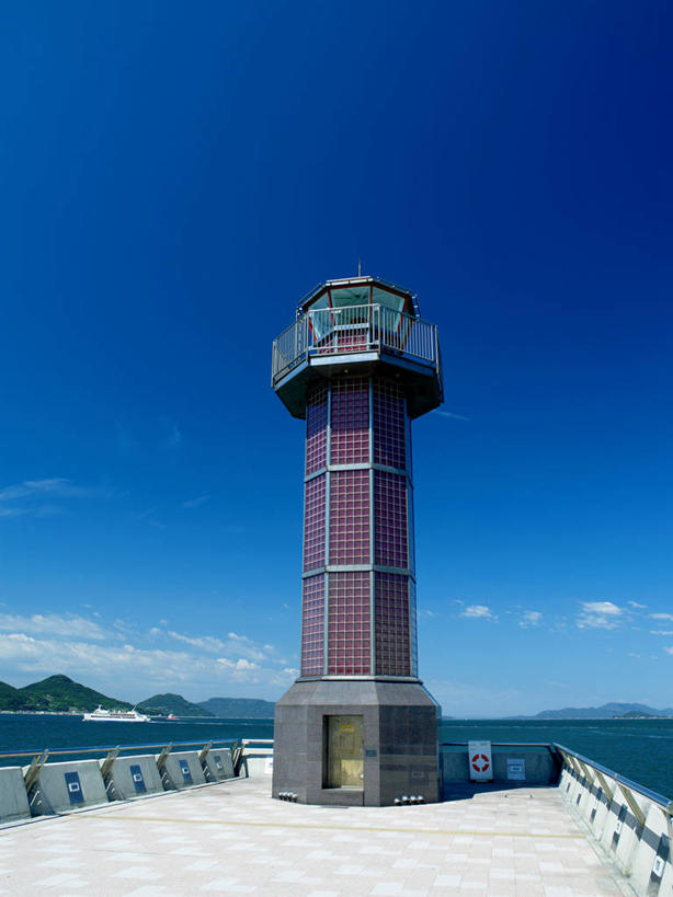 无人,竖图,室外,白天,正面,旅游,度假,海浪,海洋,美景,道路,日本,亚洲,阴影,光线,信息,影子,景观,浪花,云,云朵,灯塔,交通,云彩,方向,娱乐,蓝色,白云,蓝天,天空,阳光,自然,海水,天,享受,休闲,景色,放松,晴朗,引导,指引,自然风光,海景,东亚,日本国,四国地方,四国,四国岛,香川,香川县,航标,大海,风浪,海,海水的波动,近岸浪,涌浪,晴空,彩图,导航