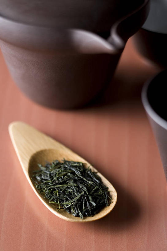 无人,竖图,俯视,室内,特写,白天,幸福,餐桌,茶,桌子,阴影,朦胧,模糊,反射,壶,影子,勺子,绿茶,茶叶,茶勺,娱乐,水壶,茶壶,容器,享受,休闲,温馨,放松,乐趣,餐台,提神,舒适,醒脑,彩图,高角度拍摄,不发酵茶,苦茗