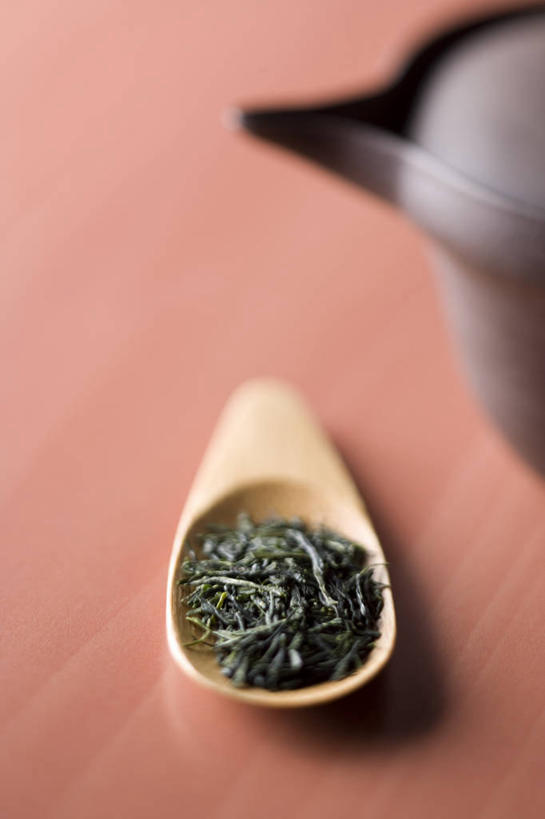 无人,竖图,俯视,室内,特写,白天,幸福,餐桌,茶,桌子,阴影,朦胧,模糊,反射,壶,影子,勺子,绿茶,茶叶,茶勺,娱乐,水壶,茶壶,容器,享受,休闲,温馨,放松,乐趣,餐台,提神,舒适,醒脑,彩图,高角度拍摄,不发酵茶,苦茗