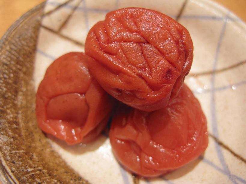 无人,横图,俯视,室内,特写,白天,餐具,水果,阴影,新鲜,反射,碟子,盘,影子,生食,食品,果实,酸梅,食物,三个,一个,盘子,碟,青梅,摄影,有机食品,绿色食品,影棚,单个,梅子,梅干,果梅,彩图,高角度拍摄,影棚拍摄,拍摄