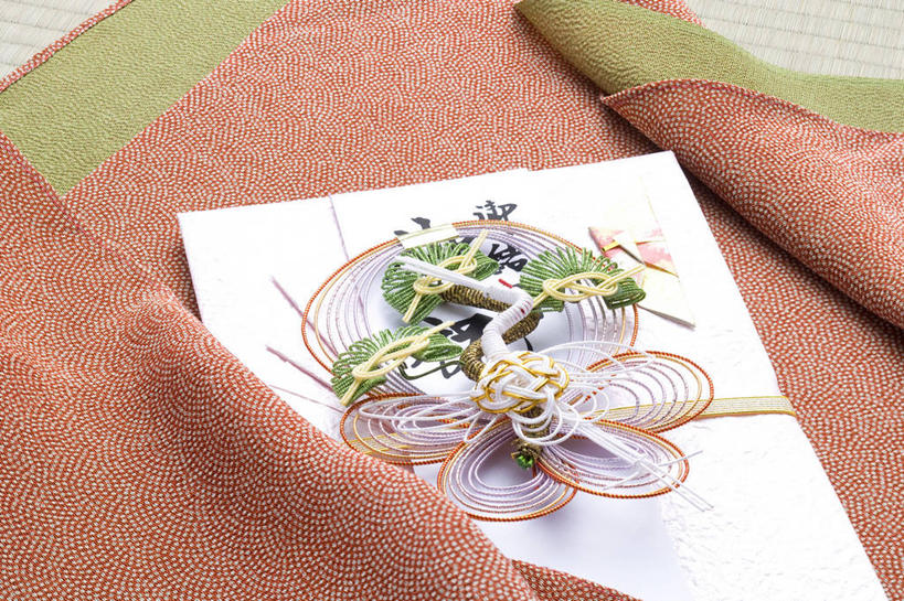 无人,横图,俯视,室内,特写,白天,静物,阴影,花纹,艺术,装饰,反射,日文,标志,布,图案,文字,信封,影子,字符,手工艺品,褐色,艺术品,布纹,文化,标识,工艺品,摄影,影棚,华丽,修饰,布匹,点缀,高雅,请帖,书信,自信心,品位,日语,衬托,美观,雅致,雅观,花纸绳,日本水引,日本水引绣,水引绣,彩图,高角度拍摄,影棚拍摄,拍摄,简帖,请柬