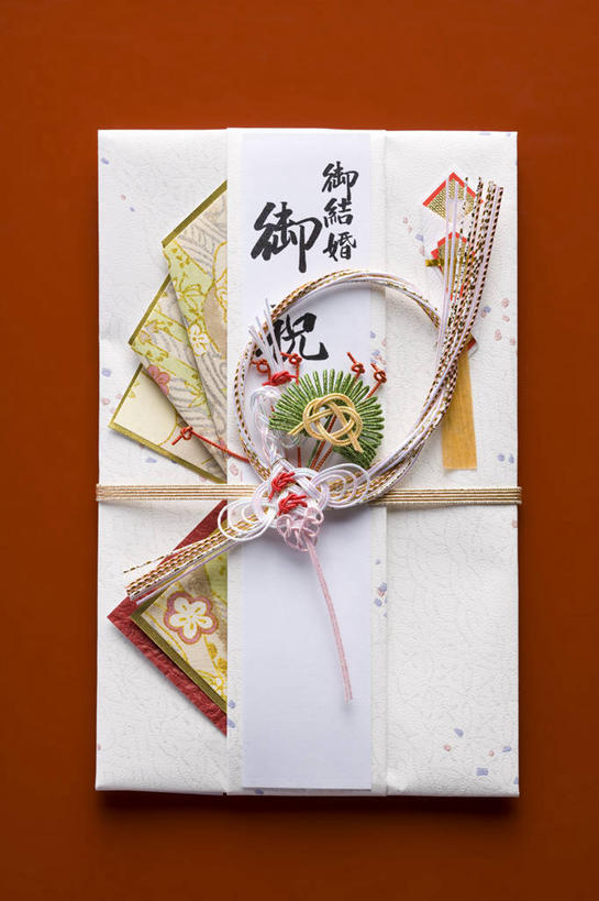 无人,竖图,俯视,室内,特写,白天,静物,阴影,红色背景,艺术,装饰,反射,标志,文字,信封,影子,字符,手工艺品,艺术品,文化,标识,一个,工艺品,汉字,摄影,影棚,单个,华丽,修饰,点缀,高雅,中文,请帖,书信,自信心,品位,衬托,美观,雅致,雅观,国文,华文,花纸绳,日本水引,日本水引绣,水引绣,彩图,高角度拍摄,影棚拍摄,拍摄,简帖,请柬