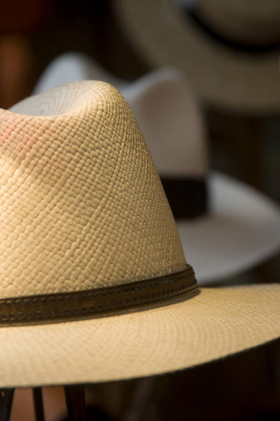 无人,竖图,室内,特写,白天,正面,静物,帽子,两顶,阴影,朦胧,模糊,反射,草帽,影子,彩图