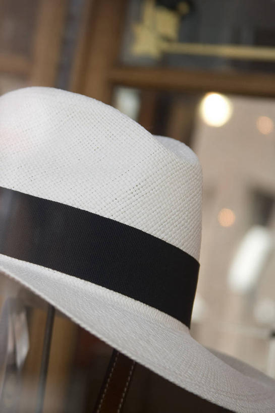 无人,竖图,室内,特写,白天,正面,静物,帽子,阴影,朦胧,模糊,反射,草帽,影子,一顶,彩图