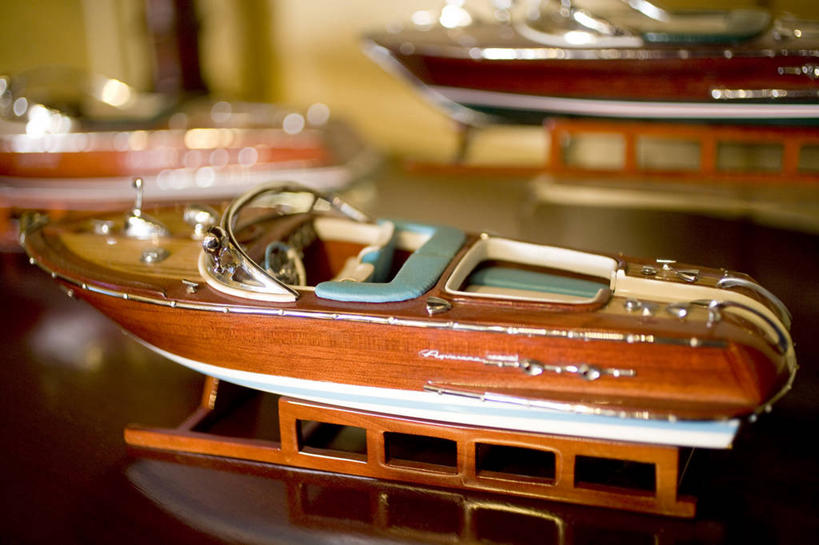 无人,横图,室内,特写,白天,正面,游戏,机器,仪器,桌面,桌子,船,静物,玩具,阴影,朦胧,模糊,反射,木制,标志,数字,文字,影子,字符,木桌,指针,玩,娱乐,设备,标识,三个,方向盘,木制品,交通工具,驾驶,行驶,休闲,益智,摄影,阿拉伯数字,影棚,活动,控制,发泄,消遣,智力,载具,仪表盘,宣泄,仪表,玩耍,嬉戏,彩图,影棚拍摄,拍摄,木桌子,玩具船