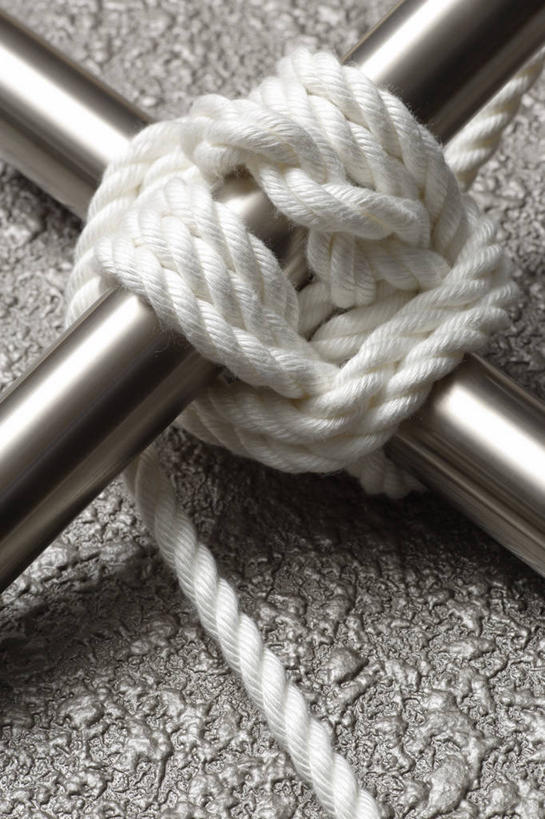 无人,交叉,竖图,俯视,室内,特写,白天,纯洁,静物,两根,阴影,灰色背景,反射,钢材,材料,钢丝,影子,银色,白色,绳子,钢筋,摄影,信仰,影棚,捆绑,绳索,高贵,钢条,相交,交集,雅致,绑缚,彩图,高角度拍摄,影棚拍摄,拍摄