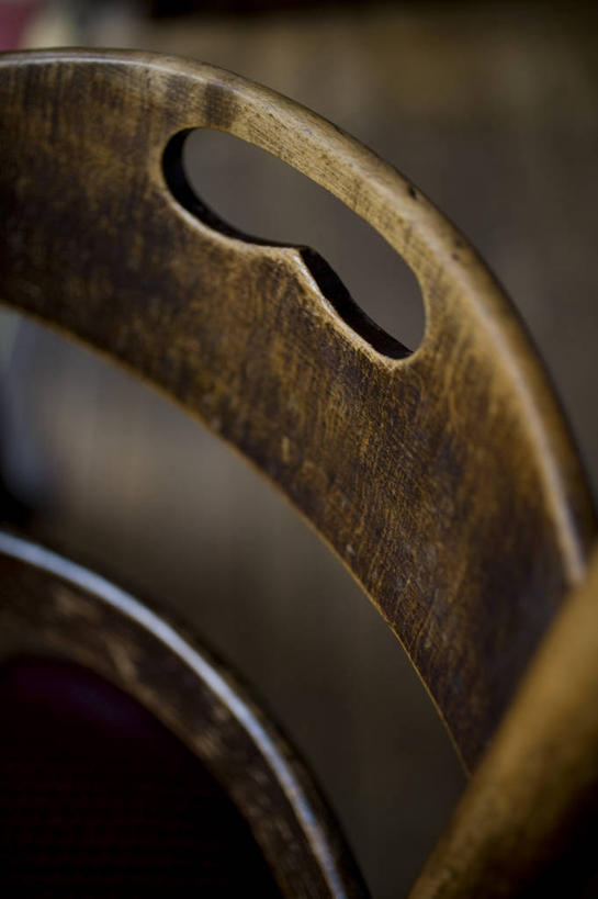 无人,竖图,俯视,室内,特写,白天,静物,椅子,一把,阴影,朦胧,模糊,破旧,陈旧,反射,木制,影子,木椅,木制品,残破,彩图,高角度拍摄